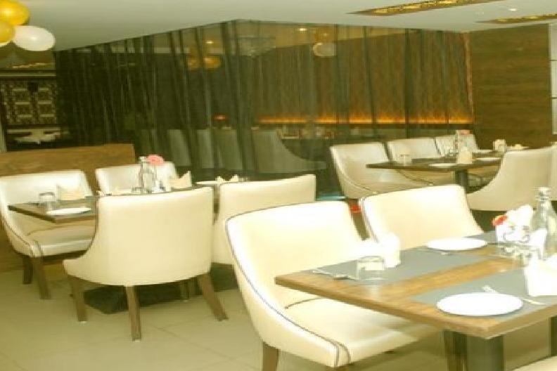 Hotel Sandstone Inn Lucknow Exteriör bild