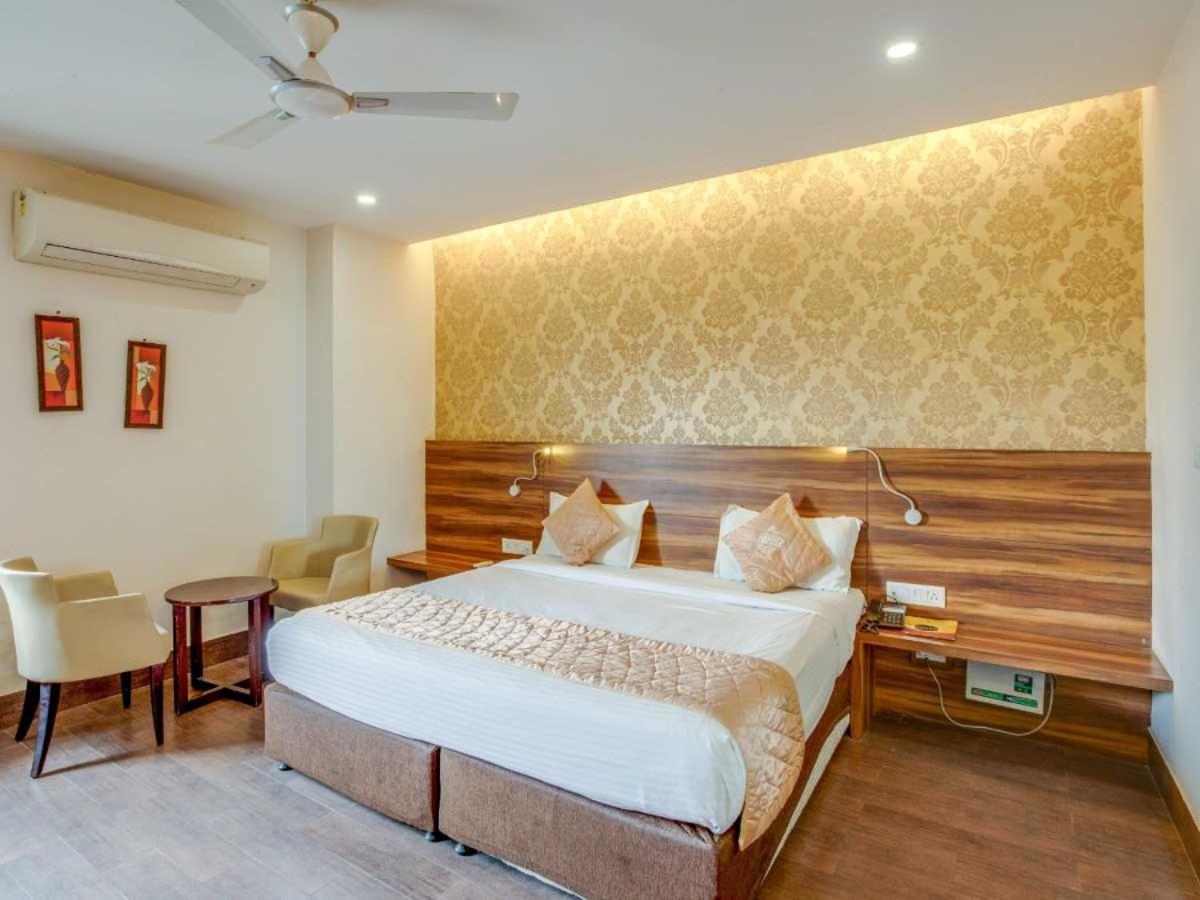 Hotel Sandstone Inn Lucknow Exteriör bild