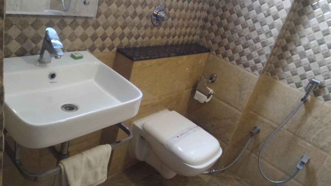 Hotel Sandstone Inn Lucknow Exteriör bild