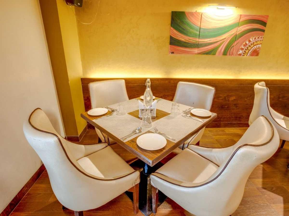 Hotel Sandstone Inn Lucknow Exteriör bild