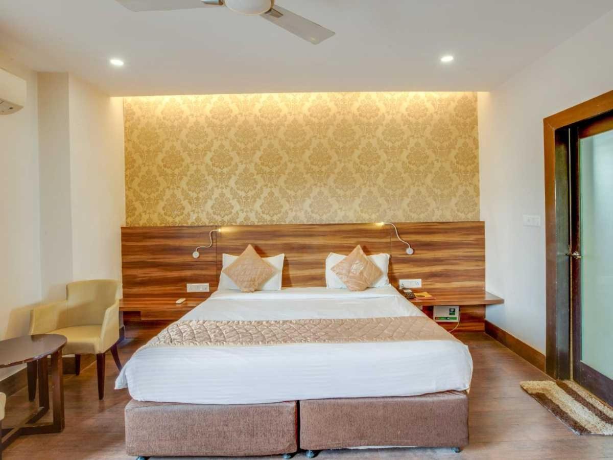 Hotel Sandstone Inn Lucknow Exteriör bild