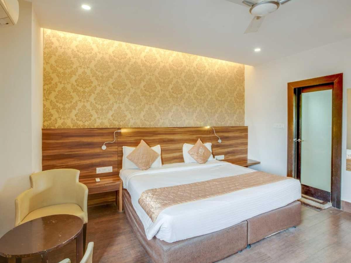 Hotel Sandstone Inn Lucknow Exteriör bild