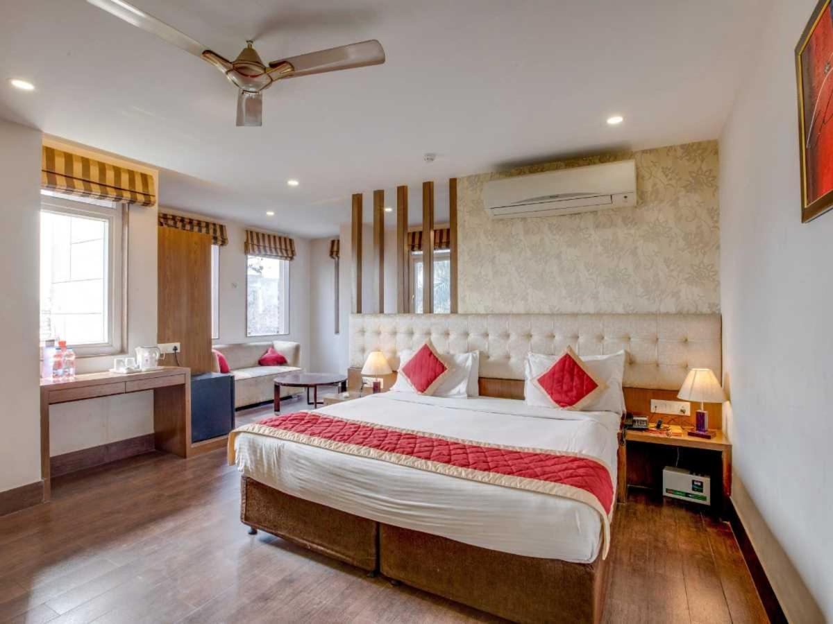 Hotel Sandstone Inn Lucknow Exteriör bild