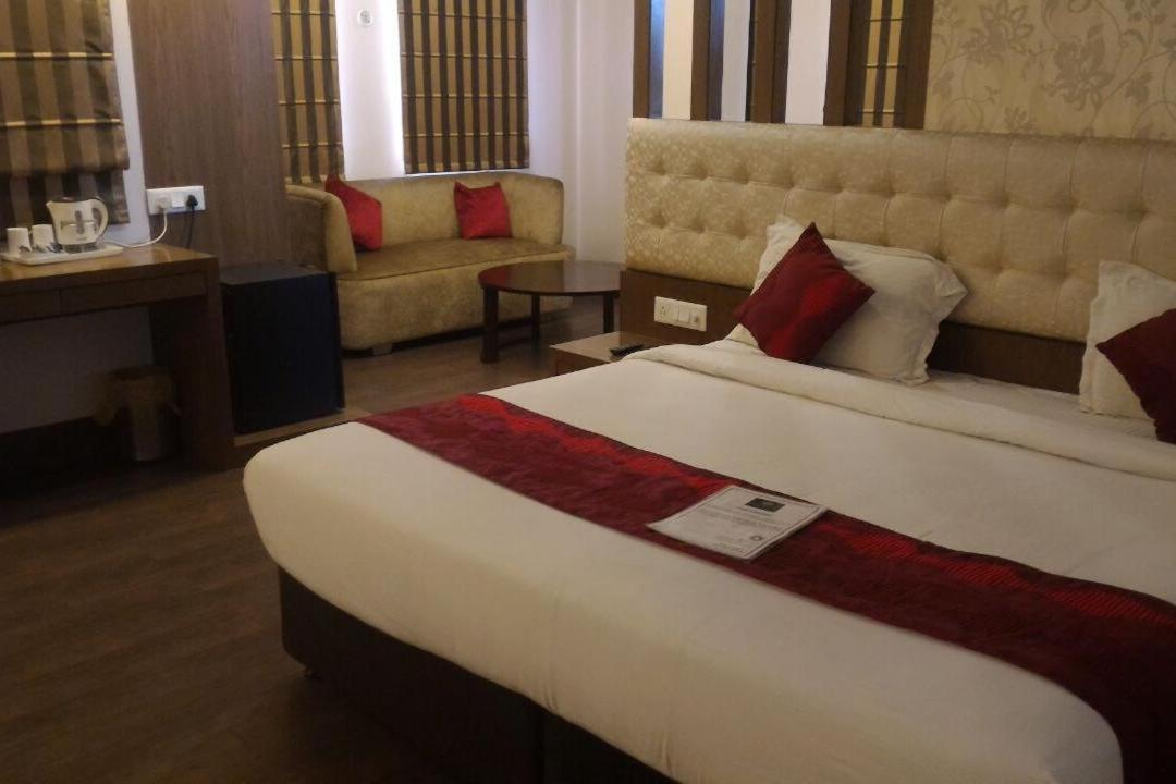 Hotel Sandstone Inn Lucknow Exteriör bild