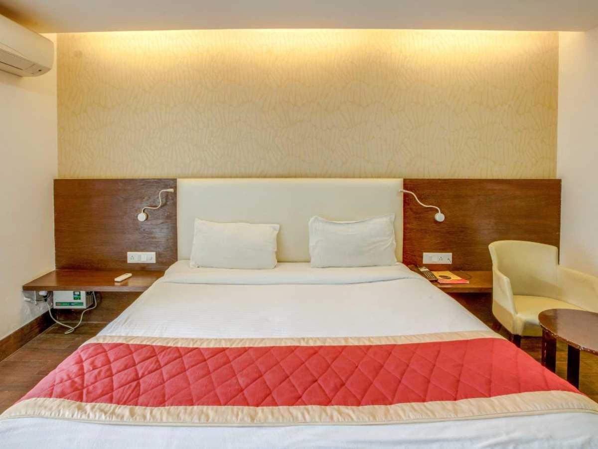 Hotel Sandstone Inn Lucknow Exteriör bild