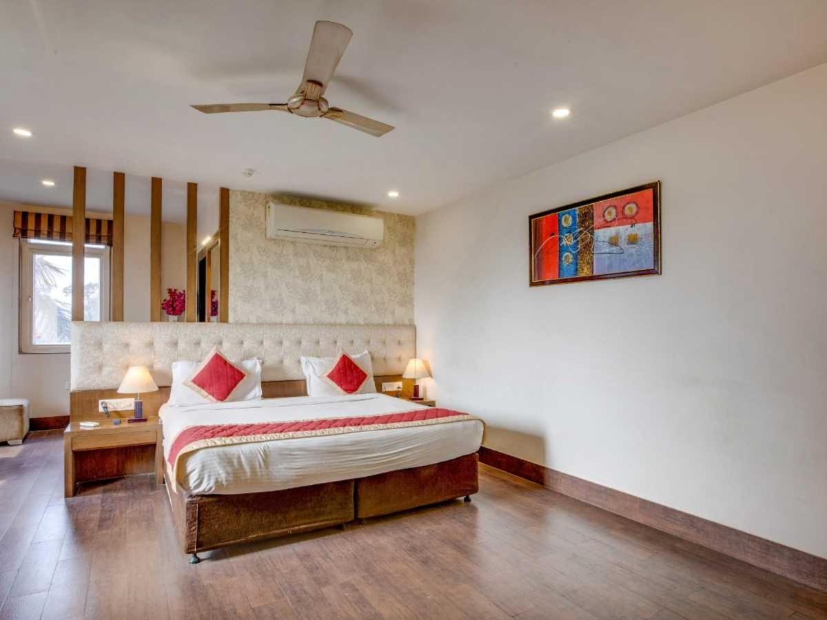 Hotel Sandstone Inn Lucknow Exteriör bild