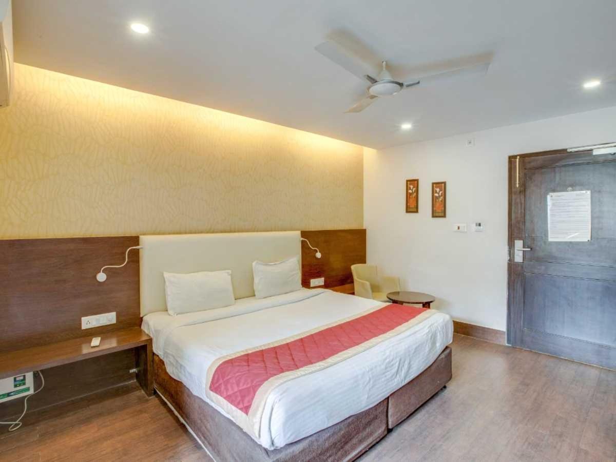 Hotel Sandstone Inn Lucknow Exteriör bild